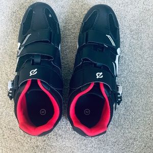 Size 42 peloton cycle shoes. Unisex.